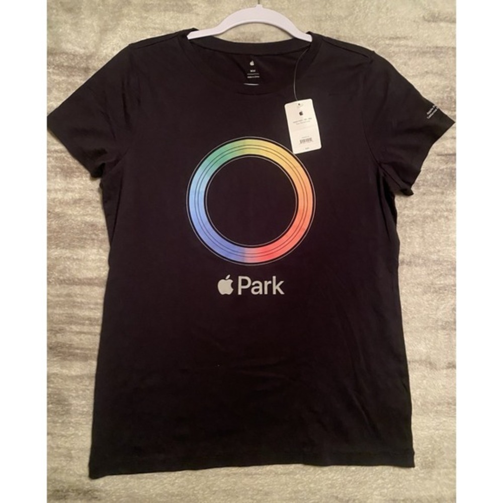 Apple Park Visitor Center Rainbow Logo T-Shirt Womens Medium Black HMJE2LL/A NWT